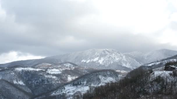 Montagnes enneigées zoom avant — Video