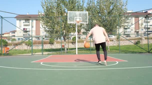 Dribble basket på planen — Stockvideo