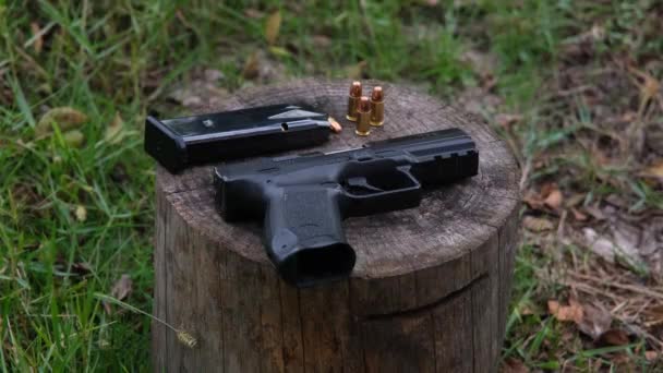 Pistola vacía y balas — Vídeo de stock