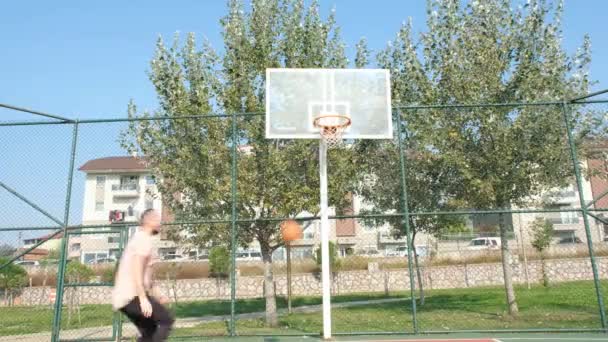 Basketbal spelen alleen — Stockvideo