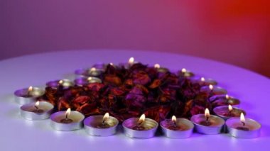 Gül yaprakları, mumlar