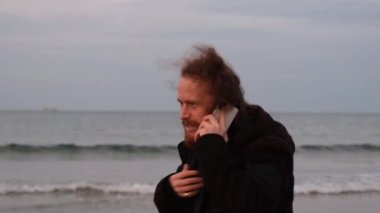 Telefonda tartışıyorlar.