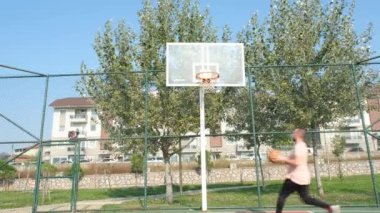 Genç basketbolcu ağır çekim