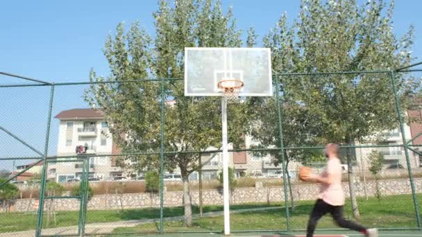 Jonge basketbalspeler slow motion — Stockvideo