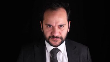 Kızgın adam ağır çekim