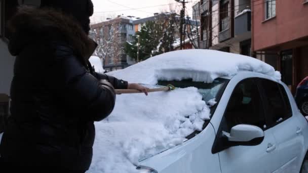 Usuwanie śniegu z samochodu — Wideo stockowe