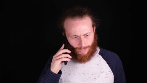 Wütender Mann telefoniert — Stockvideo