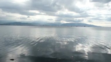 Sakin deniz ve bulutlar