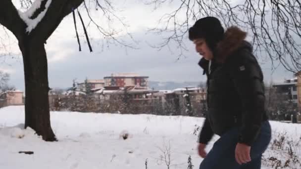 Uomo lanciare palle di neve — Video Stock