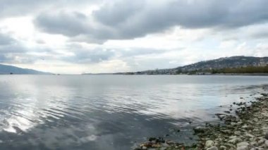 Deniz kenarı ve taşlı plaj