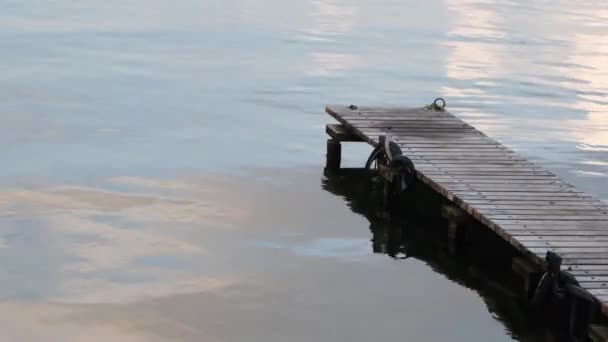 Дерев'яний пірс і море — стокове відео