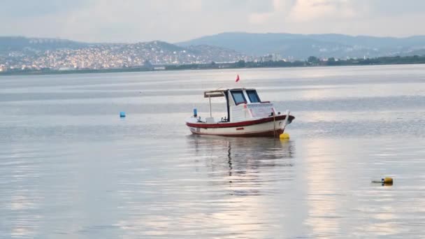 Ήρεμη θάλασσα και βάρκα — Αρχείο Βίντεο