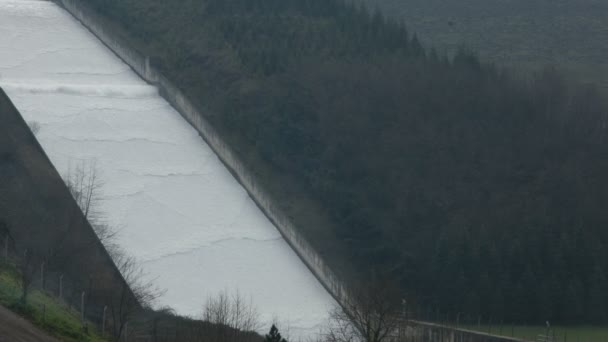 Scarico dell'acqua della diga — Video Stock
