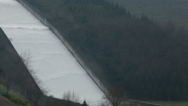 Descarga de água da barragem — Vídeo de Stock