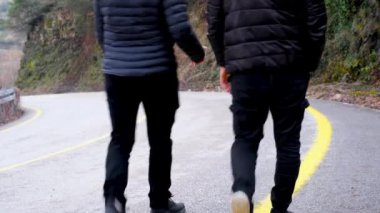 Yol kenarında yürürken