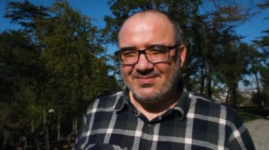 Mutlu adam ağır çekim