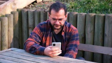 telefonu kullanan adam
