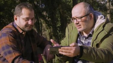 Sıkıcı konuşan insanlar