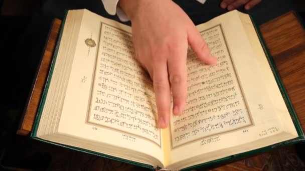 Koraanin lukeminen lähikuva — kuvapankkivideo