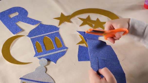 Cutting ramadan ornament — Stock Video
