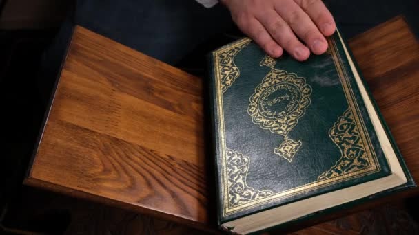 Відкрити обкладинку курана — стокове відео