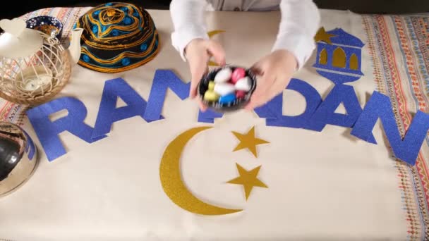 Ofrecer caramelos de ramadán — Vídeo de stock