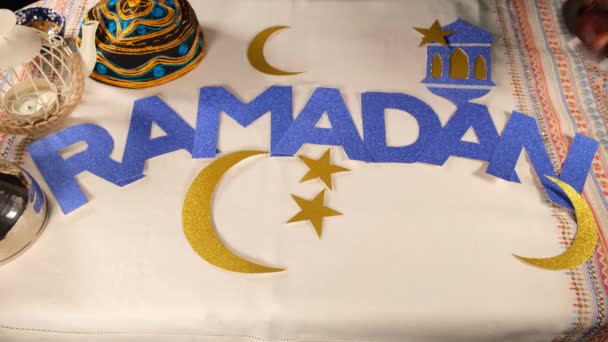 Ofreciendo medjools ramadán — Vídeos de Stock