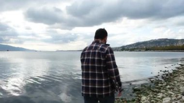 Deniz kenarında yürüyorum