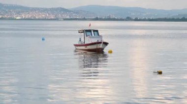 Güneşli bir günde sakin deniz