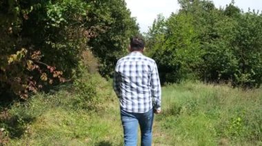 Ormanda yürüyen bir adam