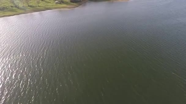 Lago e riva tiro aereo — Video Stock