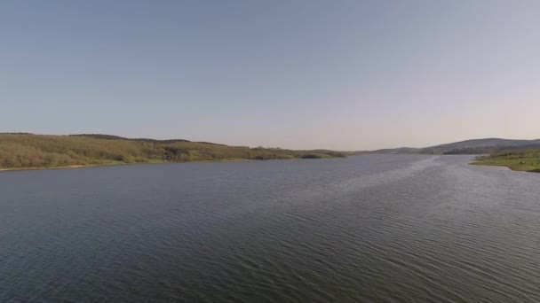 Повітряне блакитне озеро і небо, горизонт — стокове відео