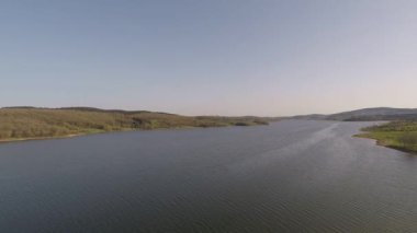 Gökyüzü ve göl mavidir.