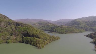 Hava deposu ve dağlar