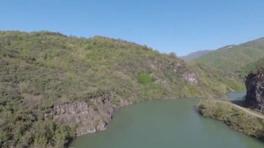 Göl, uçurum ve orman havası