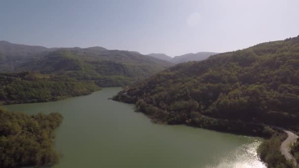 Jezioro lotnicze i góry — Wideo stockowe