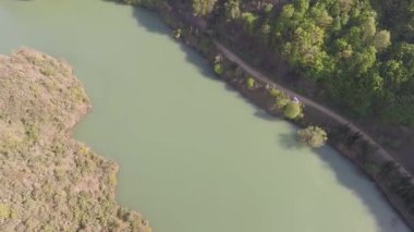 çamurlu göl ve yol