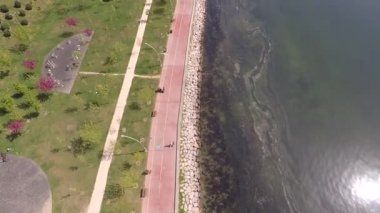 Hava yürüyüşü pisti ve deniz kenarı