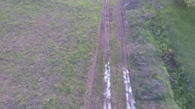 Tarlada hava çamurlu yol