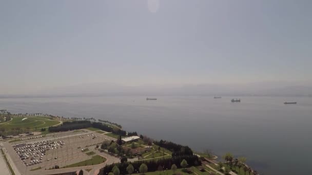 Воздушный морской пейзаж и прибрежное побережье города — стоковое видео