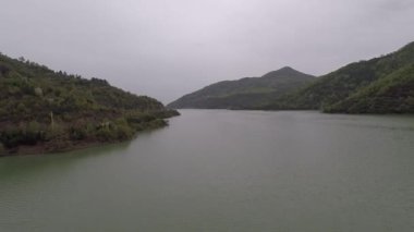 havadan göl görünümü