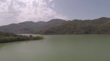 Mavi gökyüzü, dağlar ve göl