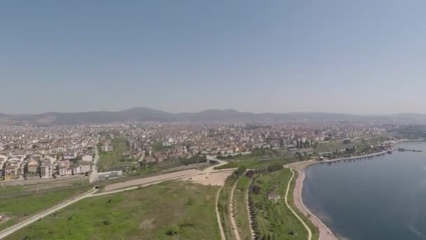 Воздушный городской пейзаж и море, derince — стоковое видео