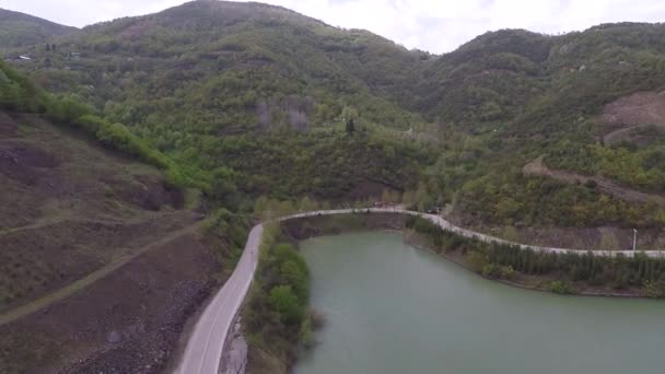 Aerial mountain lake road — Vídeo de stock