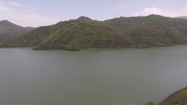 Aerial view of lake and mountain — Vídeo de Stock