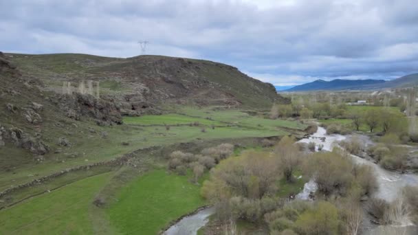 Arroyo Chorro Aéreo Entre Prados Verdes Cielo Horizonte — Vídeo de stock