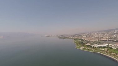 Hava şehri ve deniz manzarası