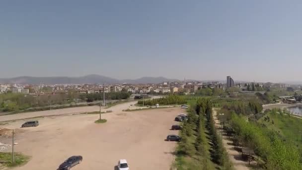 Havadan şehir manzarası ve park eğimi — Stok video
