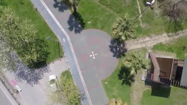 Drone aterriza en tierra — Vídeos de Stock