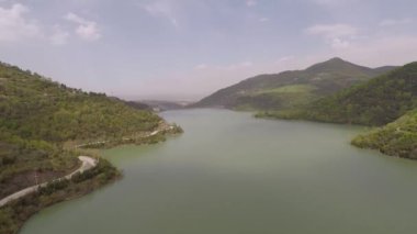 Hava yolu ve göl kıyısı.